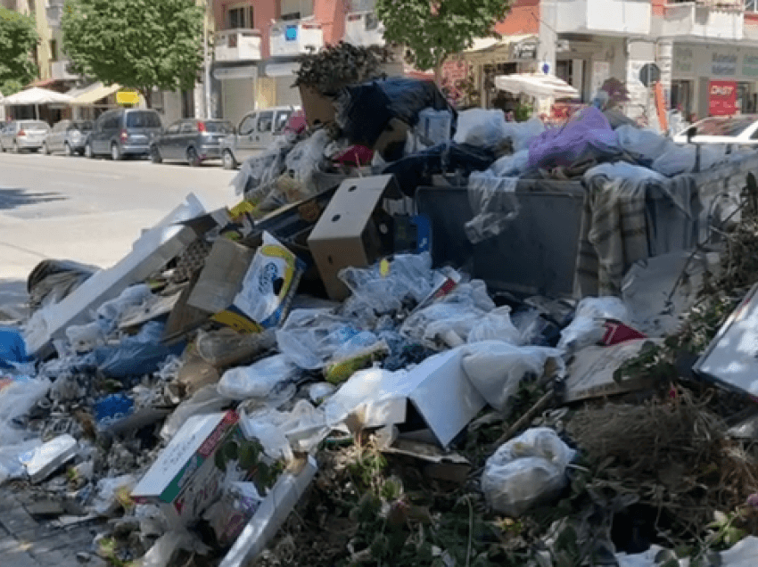 Bashkia e Shijakut helmon qytetarët, i gjithë qyteti prej 4 ditësh është kthyer në kosh plehrash