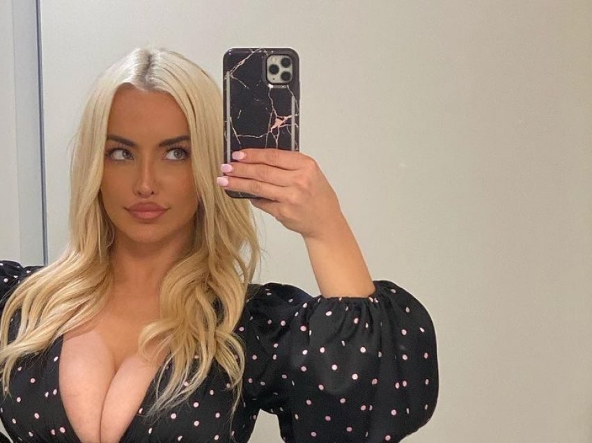 Lindsey Pelas ka vënë në pah linjat trupore në pasqyrë