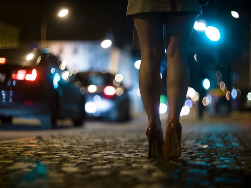 Si më futi miku në botën e prostitucionit