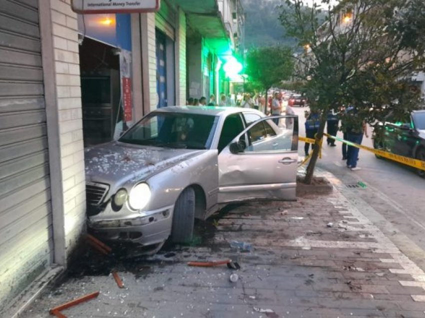 Përfundoi në dyqan me makinë/ Pranga shoferit, një i plagosur transferohet te Trauma