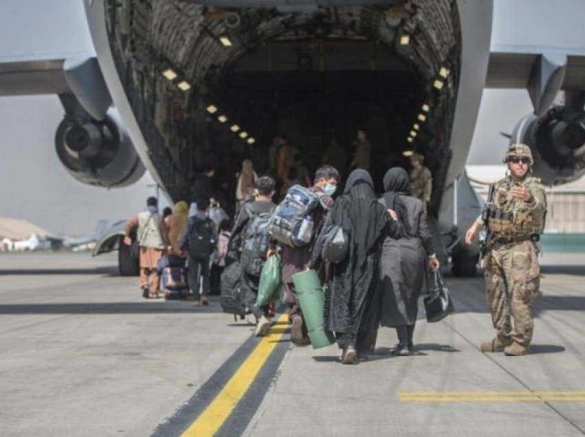 ​Talibanët mbyllin rrugën për në aeroport