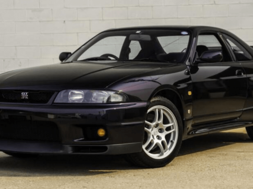 U shit për 235 mijë dollarë Nissan Skyline R33 GT-R 