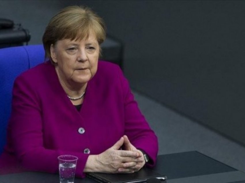 Merkel: Bashkësia ndërkombëtare duhet të vazhdojë dialogun me talebanët