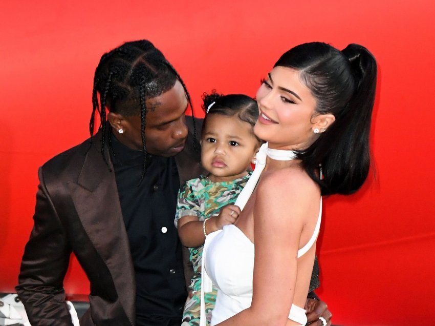 Travis Scott surprizon Stormi-n me një autobus shkolle