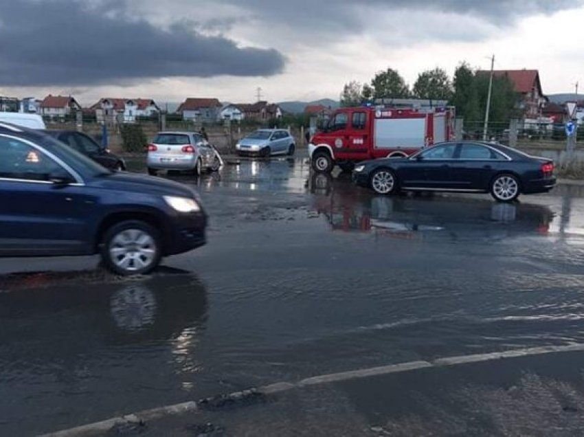 Intervenim i shpejtë i zjarrfikësve të Drenasit, largojnë ujin te rrethi