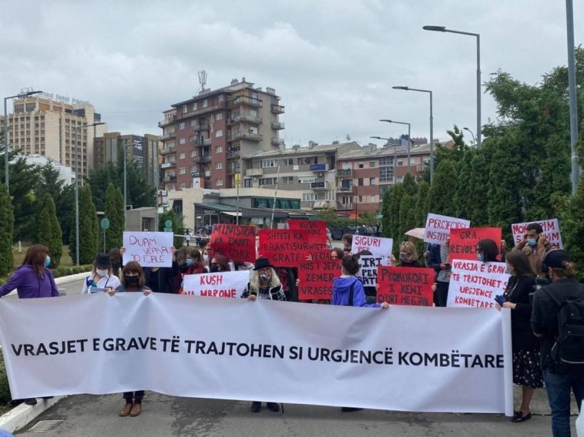 Mësohet arsyeja e përfshirjes së Albulena Haxhiut në protesën para ministrisë 