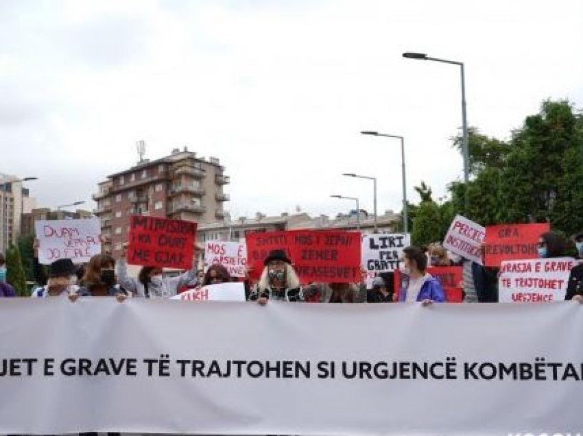 ​Protestë para Ministrisë së Drejtësisë: Vrasjet e grave të trajtohen si urgjencë kombëtare