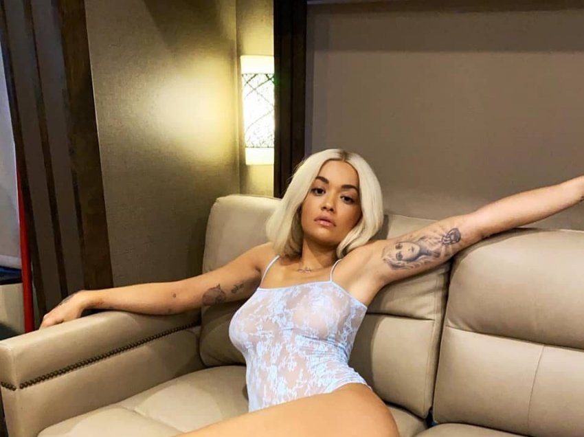 Rita Ora ka pozuar duke dhënë detaje për koncertin e ri