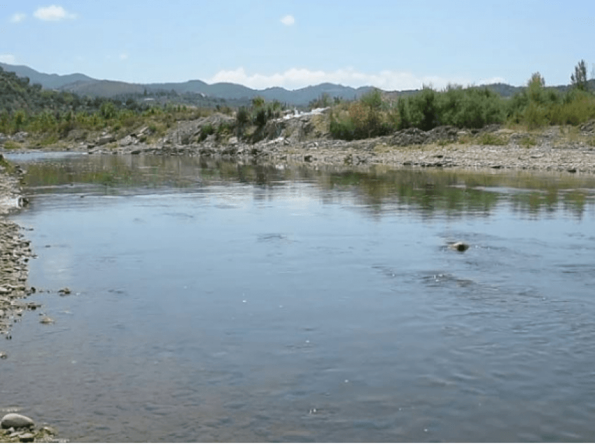 Ishte larguar nga shtëpia, i riu gjendet i mbytur në Shkumbin