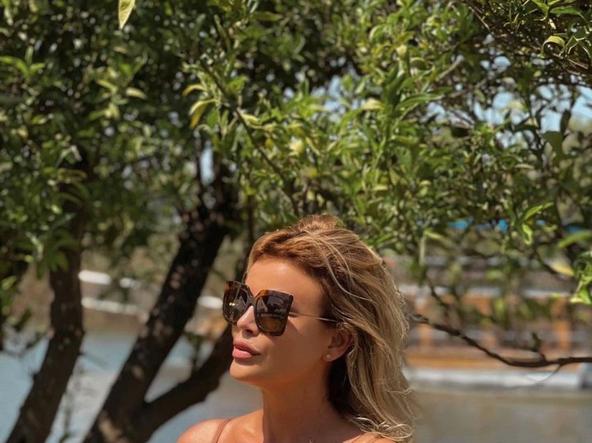 Mimoza Mustafa publikon foto në bikini dhe duket aq bukur