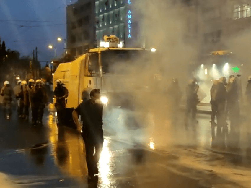 Agravon në dhunë protesta në Greqi, tym dhe flakë, gaz lotsjellës ndaj protestuesve