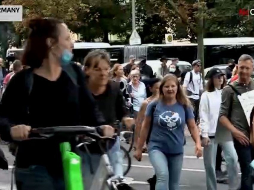 Qindra gjermanë protestojnë në Berlin, kundërshtojnë masat kundër COVID-19