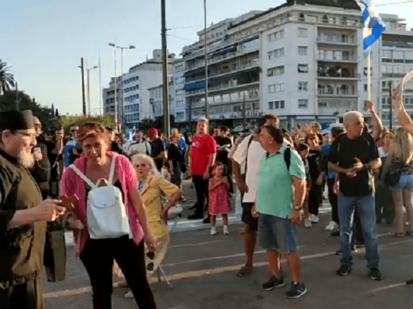 Refuzojnë të vaksinohen, mijëra grekë në protestë