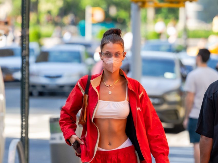 Bella Hadid shfaqet me bluzë transparente në postimin e fundit