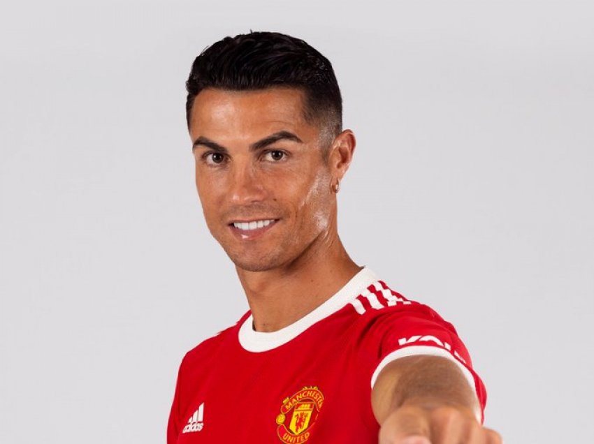 Ronaldo pozon me fanellën e Manchester Unitedit, por...