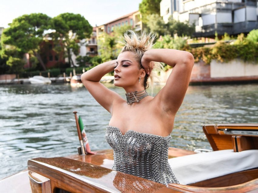 Bebe Rexha shfaqet në Venice me fustanin dhe zingjirin metalik teksa feston ditëlindjen