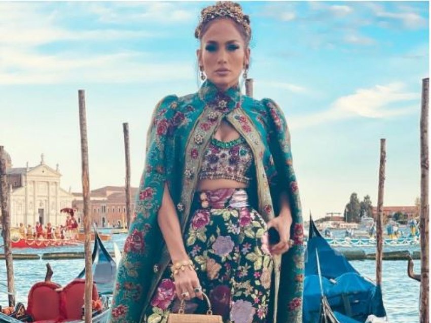 Jennifer Lopez shkëlqeu në eventin e madh, por harroi të hiqte… Ja çfarë nuk shkonte me veshjen e këngëtares