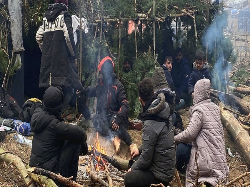 Polonia ndalon hyrjen e gazetarëve në kufirin me Bjellorusinë