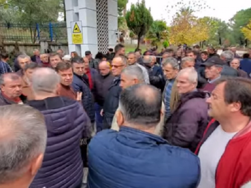 Protestuan kundër çmontimit të uzinës së Ballshit, vihen nën hetim 10 naftëtarë për “shkatërrim prone”