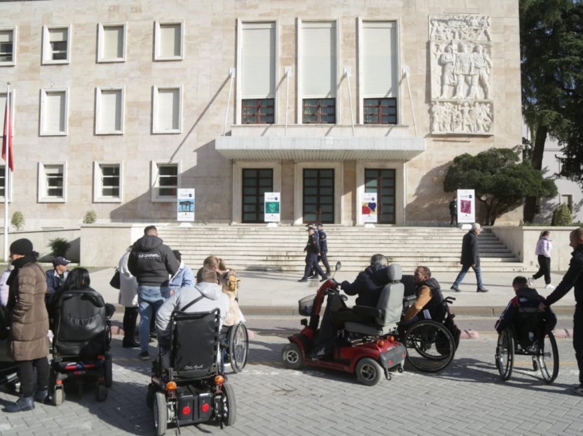 Tetraparaplegjikët protestojnë para Kryeministrisë, kërkojnë më shumë ndihmë ekonomike