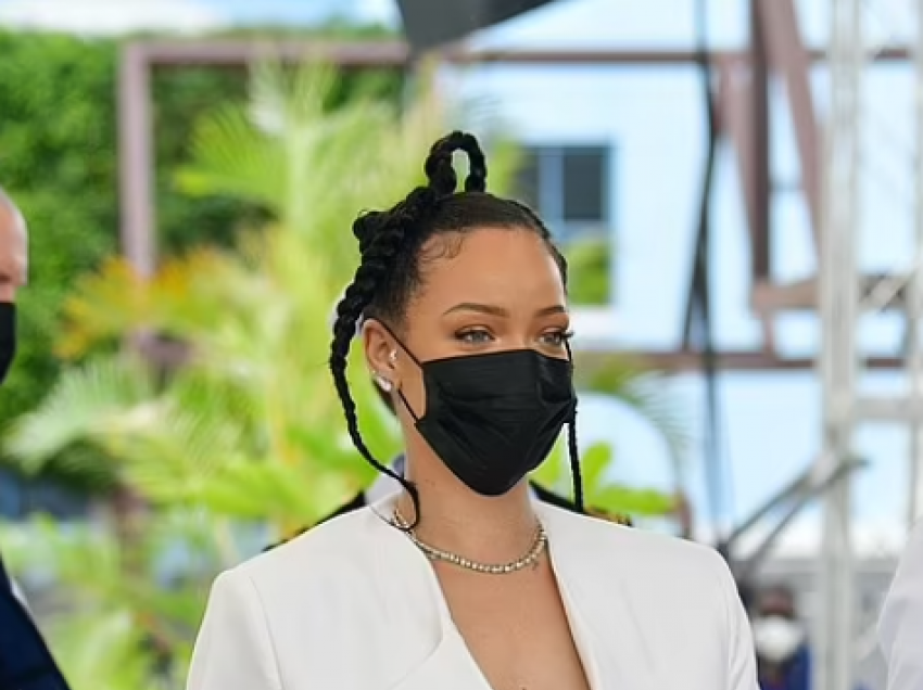 Rihanna duket sensacionale me një fustan të bardhë dhe xhaketë sportive