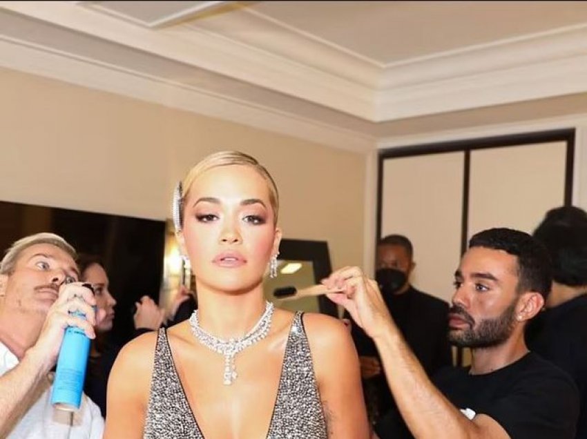 Rita Ora s’i lë aspak vend imagjinatës, shfaqet duke pozuar nudo në dhomën e zhveshjes