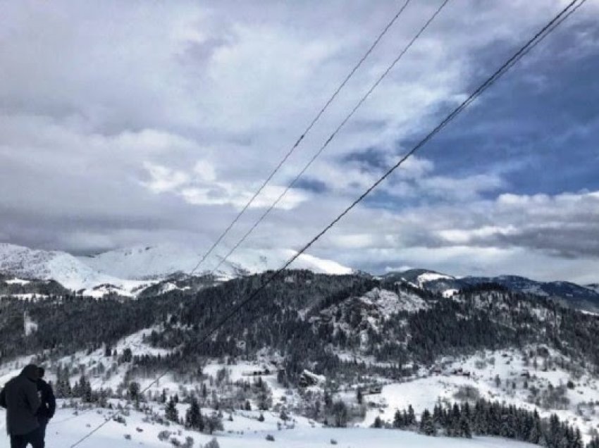 ​Një familje në Rugovë e izoluar nga bora, kërkon ndihmë nga komuna e Pejës