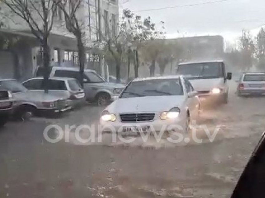 Shkodra nën ujë, zonat malore nga jugu në veri të bllokuara e pa energji si pasojë e motit të keq