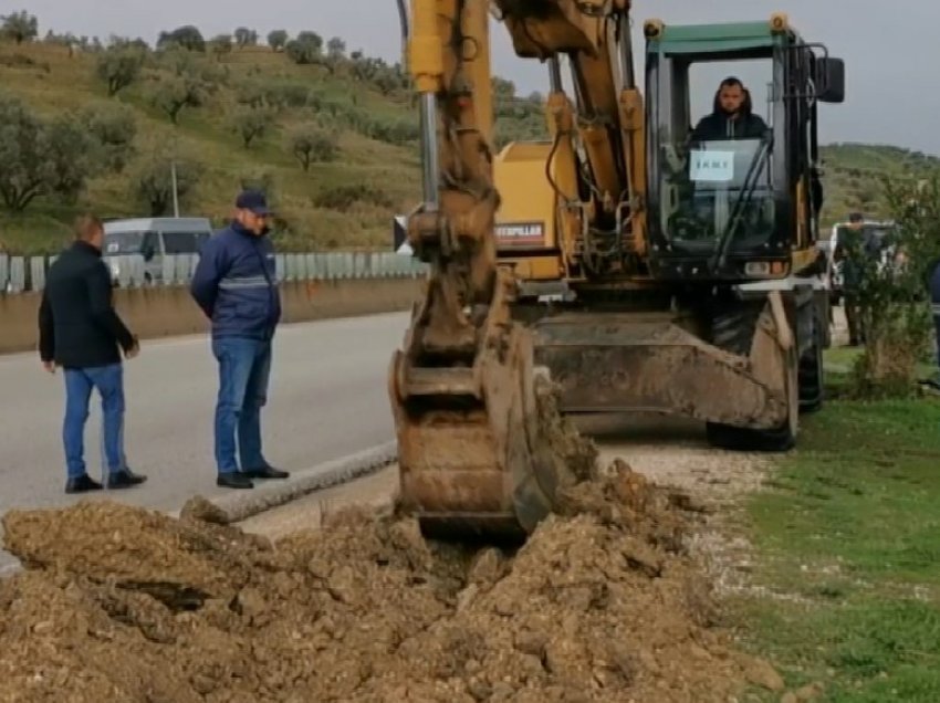 Bllokohen daljet në autostradë/ Fier-Lushnje, e gjithë rruga është mbyllur me barriera