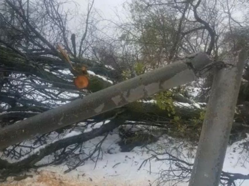 Një fshat i Korçës i izoluar prej 5 ditësh dhe pa energji elektrike