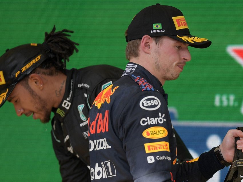 Verstappen thumbon Hamiltonin