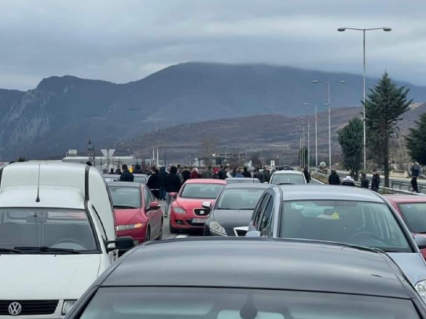 Bllokohet autostrada Shkup-Tetovë