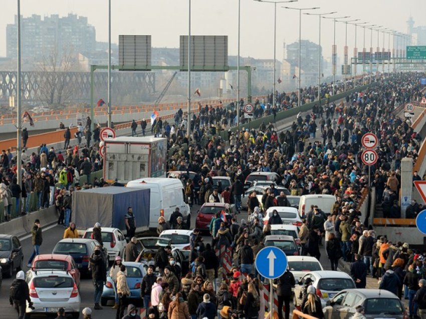 Protesta masive, qytetarët bllokojnë Serbinë 