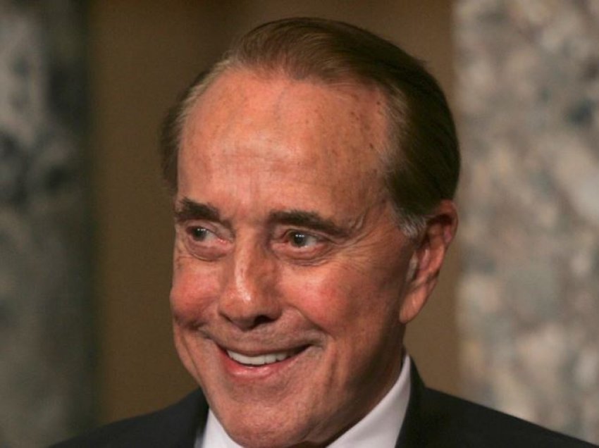 Bob Dole, hero lufte, figurë qendrore e politikës amerikane dhe mik i Kosovës, vdes në moshën 98 vjeçare