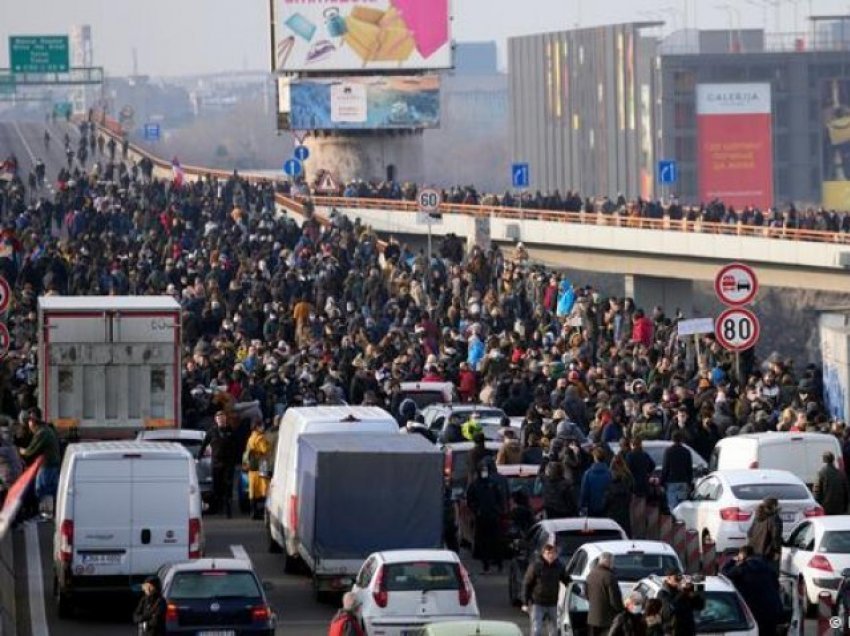 Mediet e huaja shkruajnë për bllokadat dhe protestat në Serbi kundër regjimit autokratik të Vuçiqit