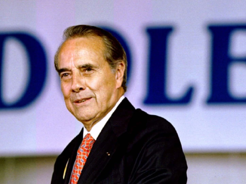 Kosova nderon ish senatorin Bob Dole