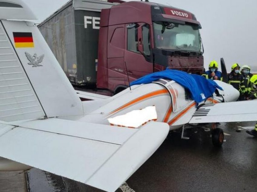 Probleme me motorin, piloti bën ulje emergjente në një autostradë në Gjermani 