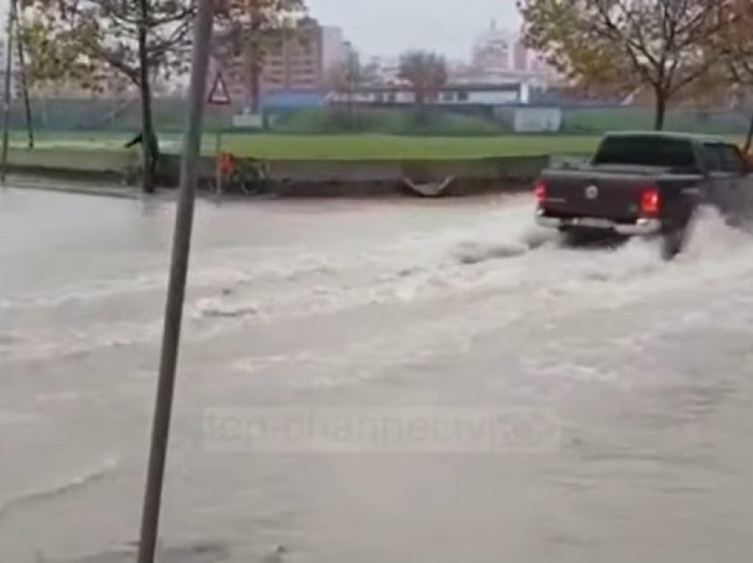 Reshjet e shiut shkaktojnë përmbytje në Durrës