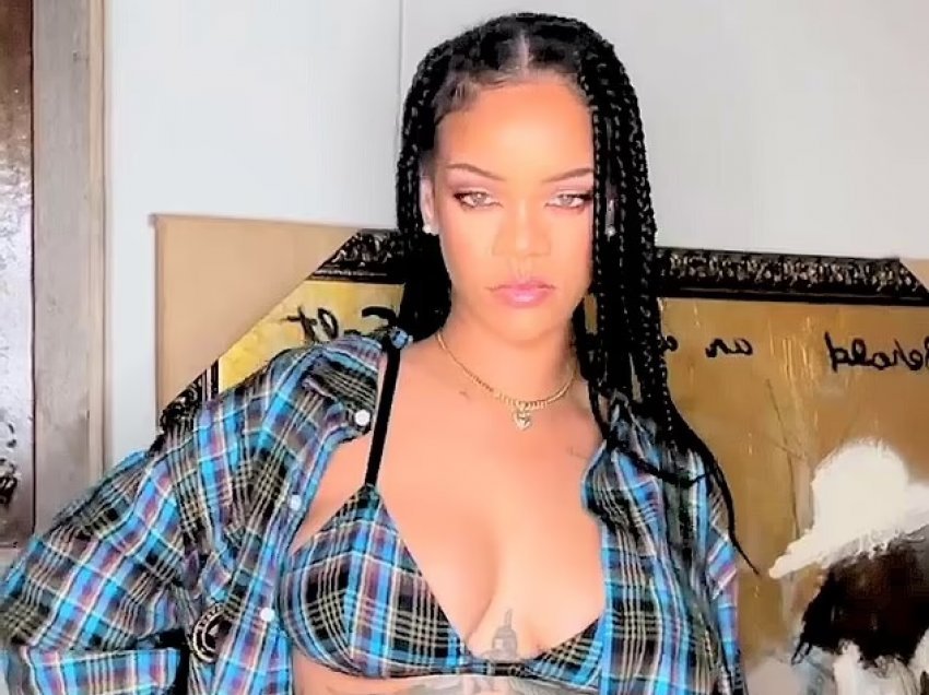 Rihanna e zhveshur jep një lajm të mirë për fansat