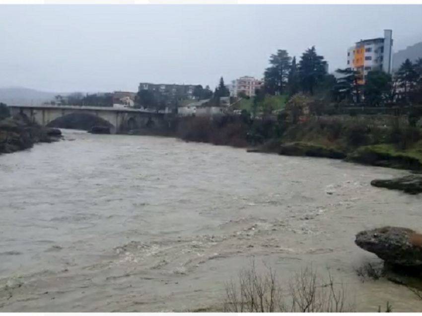 Moti i keq/ Ja të dhënat e fundit për nivelin e lumit Vjosa