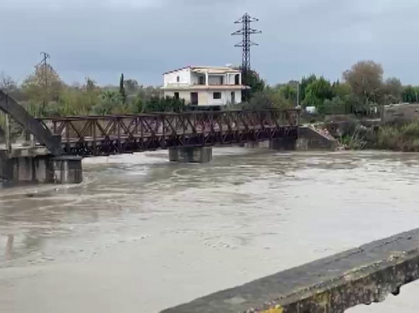 Lumi Vjosë arrin maksimumin/ Rritja e nivelit të ujit edhe për shkak të baticës dhe erës detare