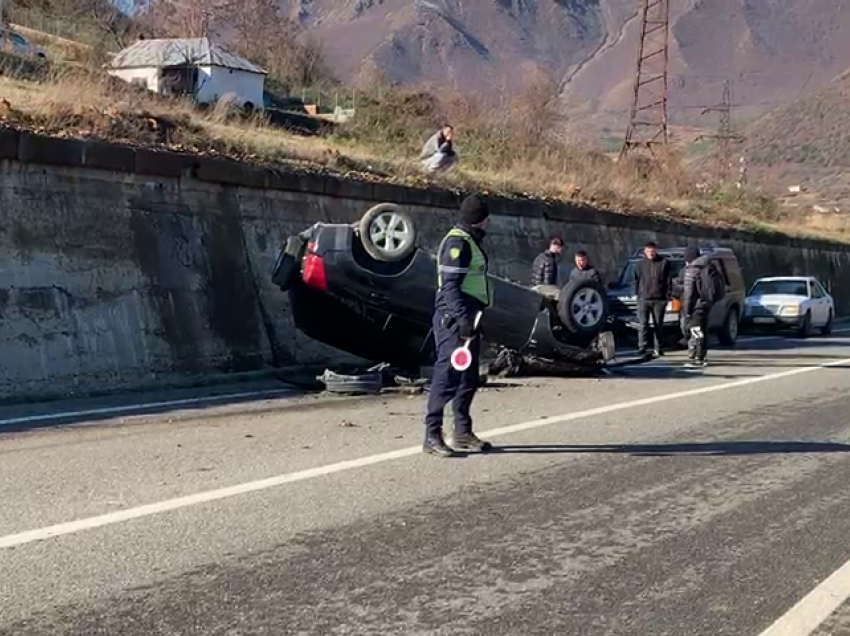 Shoferi humb kontrollin e mjetit në Bulqizë, makina kthehet përmbys në rrugë