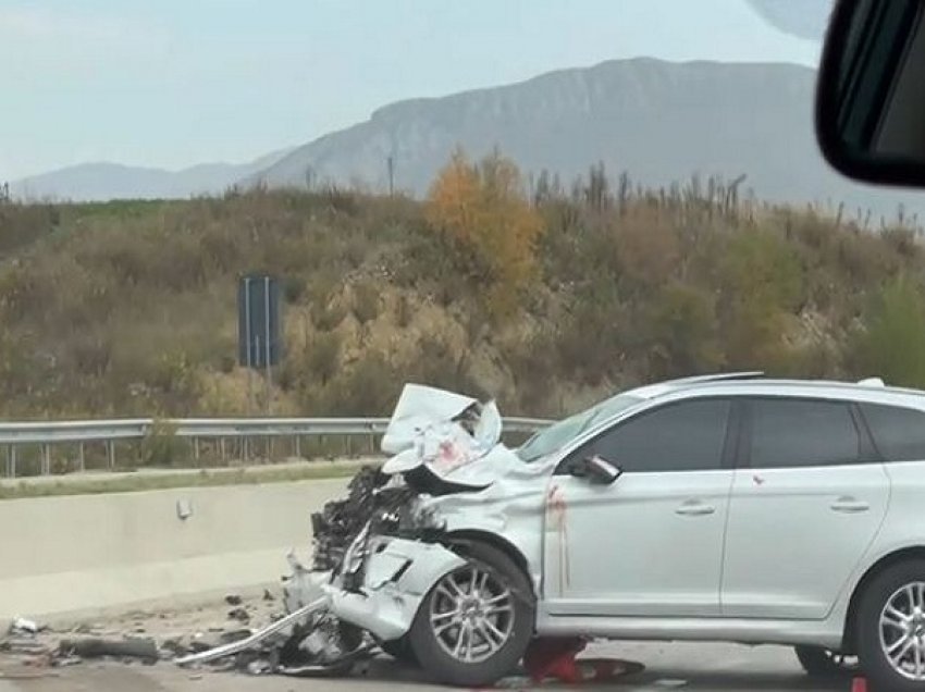 Makinat përplasen ‘kokë më kokë’, plagosen tre pasagjerë