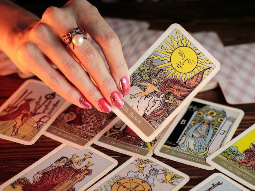 Parashikimi me letrat tarot për 2022, ku duhet të fokusohen të gjitha shenjat