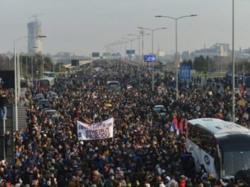 Serbia në këmbë kundër Vuçiqit