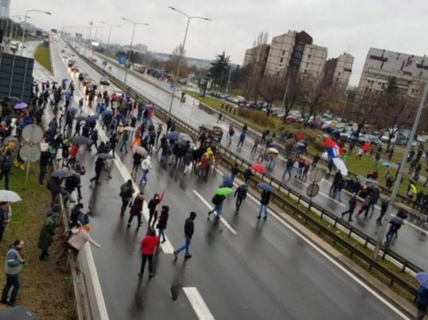 Opozita bllokon rrugët e Beogradit, Vuçiq: Populli mund të vendosë më 3 prill