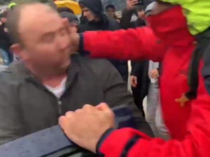 Përplasje në Beograd, një person goditet nga protestuesit dhe i thyhet makina