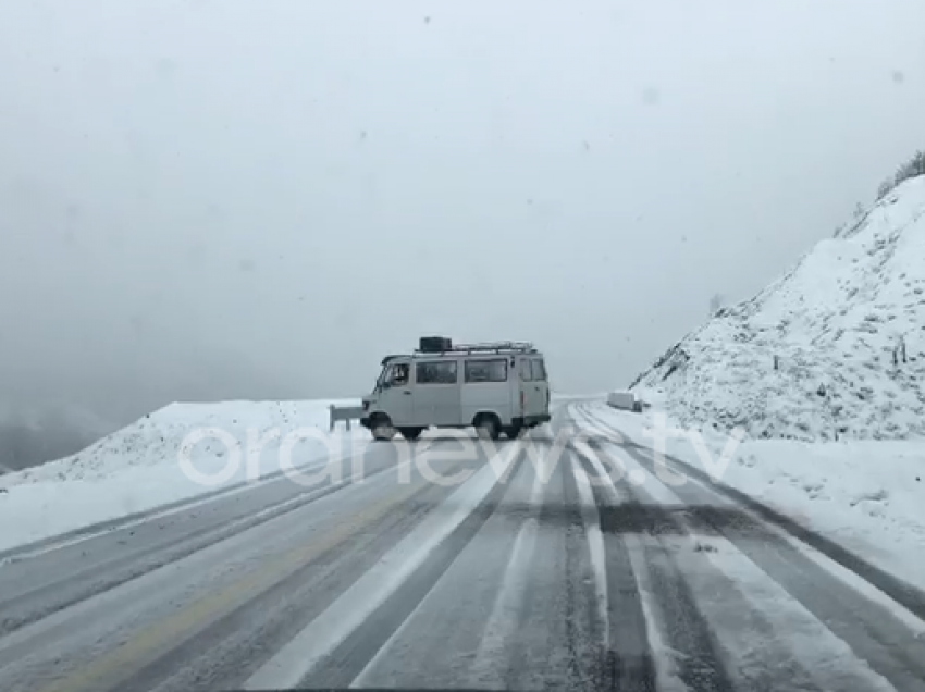 Dëbora bllokon rrugën e Arbrit, po pastrohet nga borëpastrueset, nuk lejohen makina pa zinxhirë