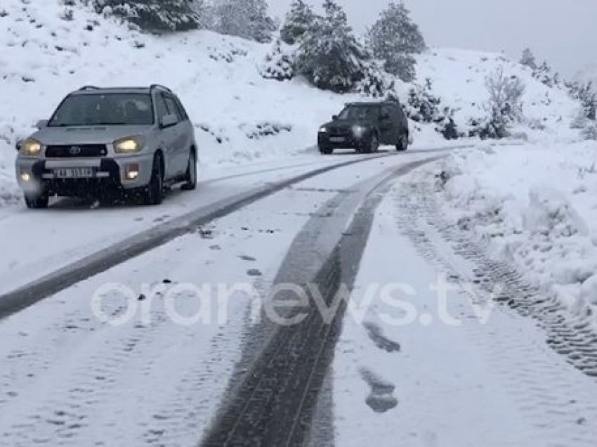 Ngrica pas stuhisë së borës e shiut/ Fshatra të izoluar nga jugu në veri, probleme me energjinë elektrike