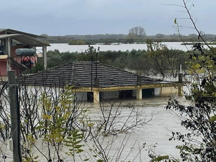 Moti i keq rikthen përmbytjet, situatë e vështirë në Vlorë dhe Fier, bora shkakton vështirësi në disa akse rrugore